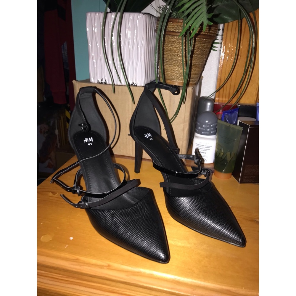 BLACK HIGH HEELS WITH STRAP